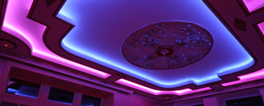 Неоновая подсветка – изящное дополнение к дизайну натяжного потолка