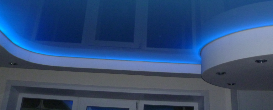 Синий натяжной потолок – красота и гармония в интерьере